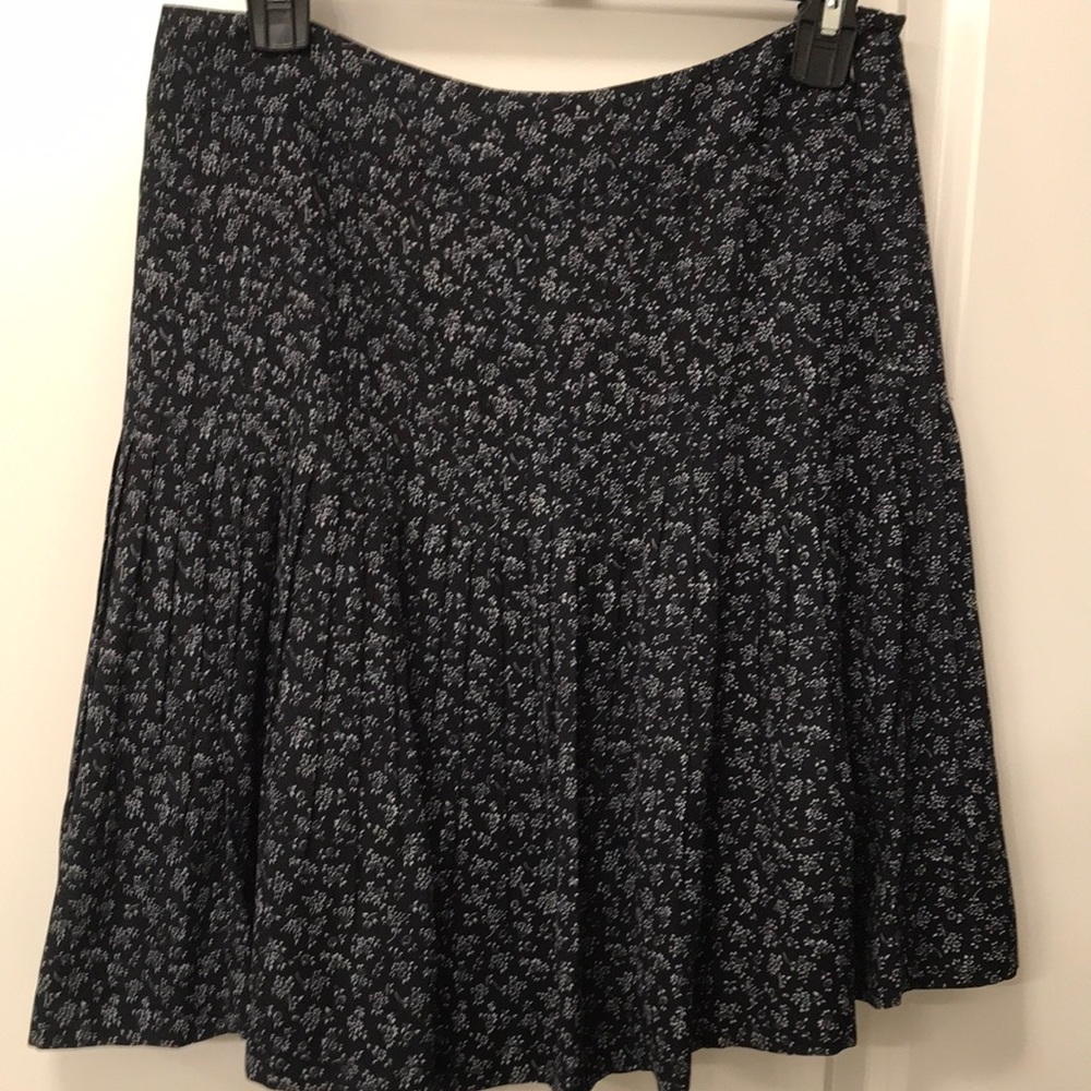 Lightweight skirt. Tiny pleats, lined,hidden side zipper.